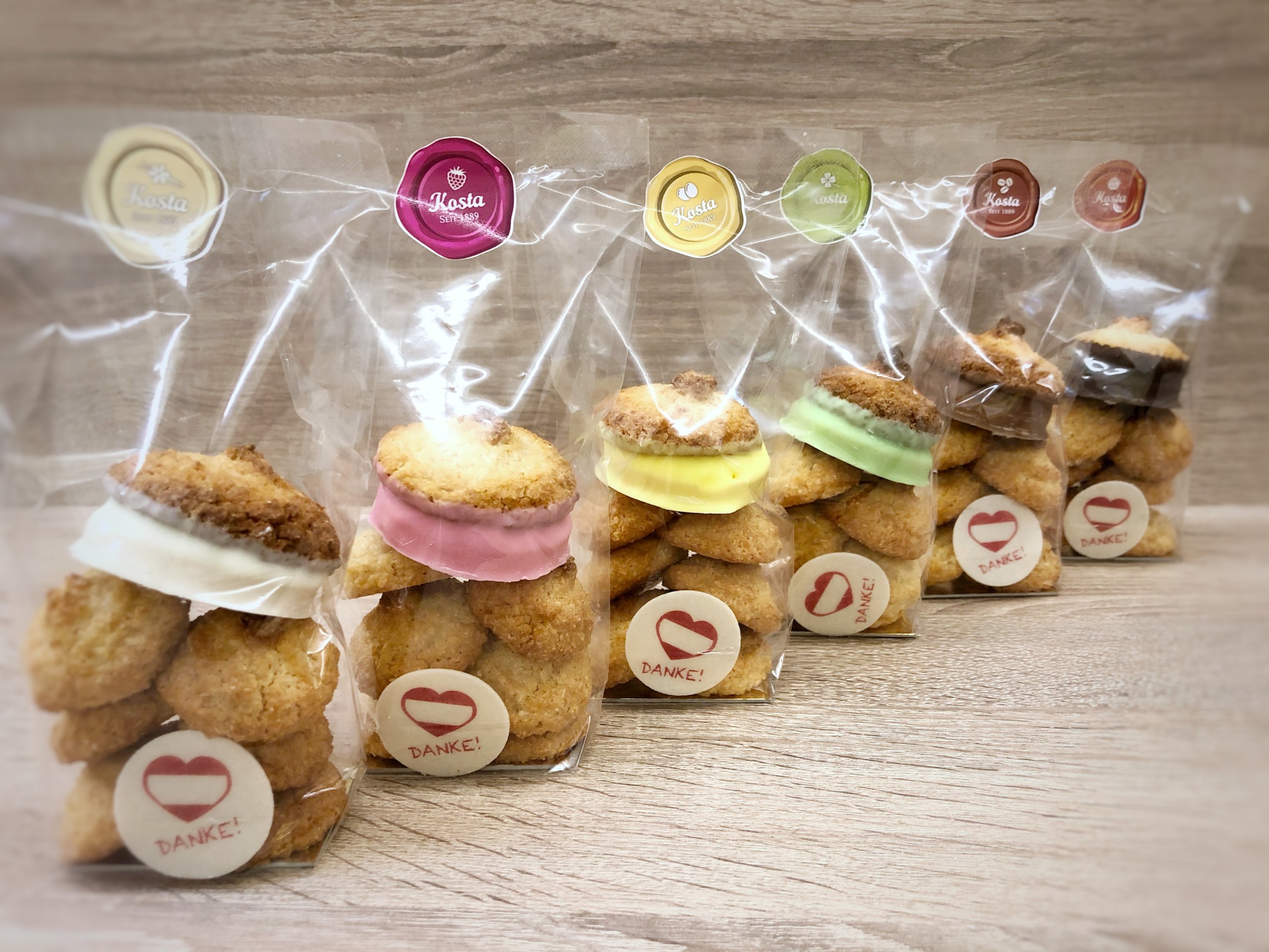 Foto 20.11.20, 14 40 01 Kokoskuppel Busserl mix Konditorei Kosta