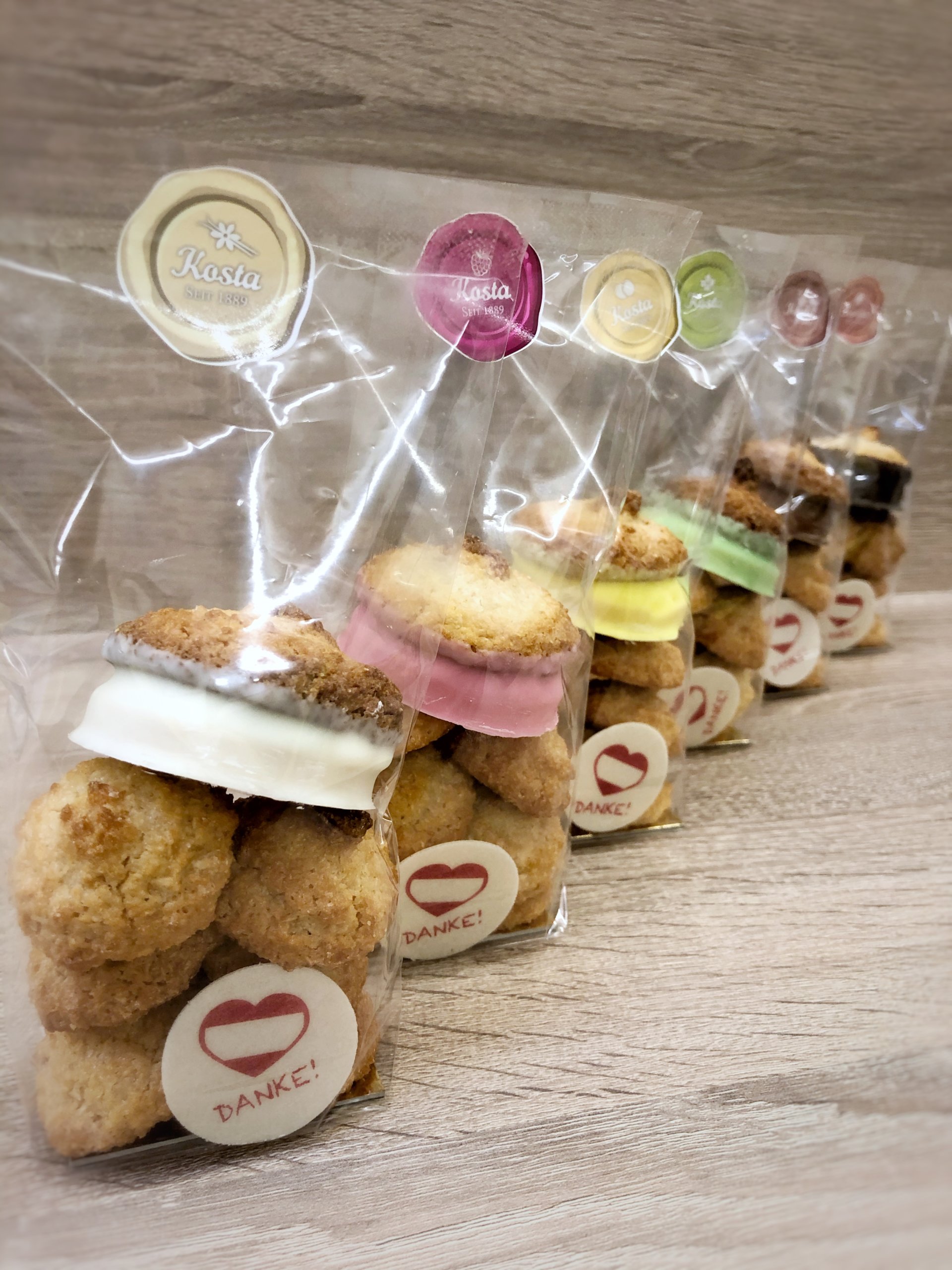 Foto 20.11.20, 14 40 13 Kokoskuppel Busserl mix Konditorei Kosta