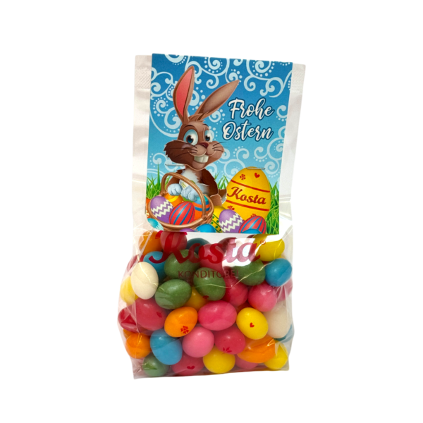 Beutel mit bunten Zuckereiern und Osterhasen-Etikett, liebevoll verpackt mit Osterdekor
