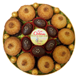 Großes, rundes Osternest mit Kokoskuppeln, Nougat, Schokoeiern & großer Schleife