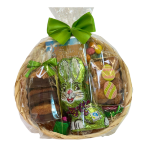 Kunterbunte Ostern Korb mit Schoko-Hasen, Dragées, Pralinen und Ostergebäck - schön verpackt