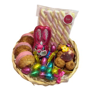 Hasenparty Osterkorb gefüllt mit Schoko-Hasen, bunten Eiern, Kokoskuppel, Kokosbusserln und Marshmallows